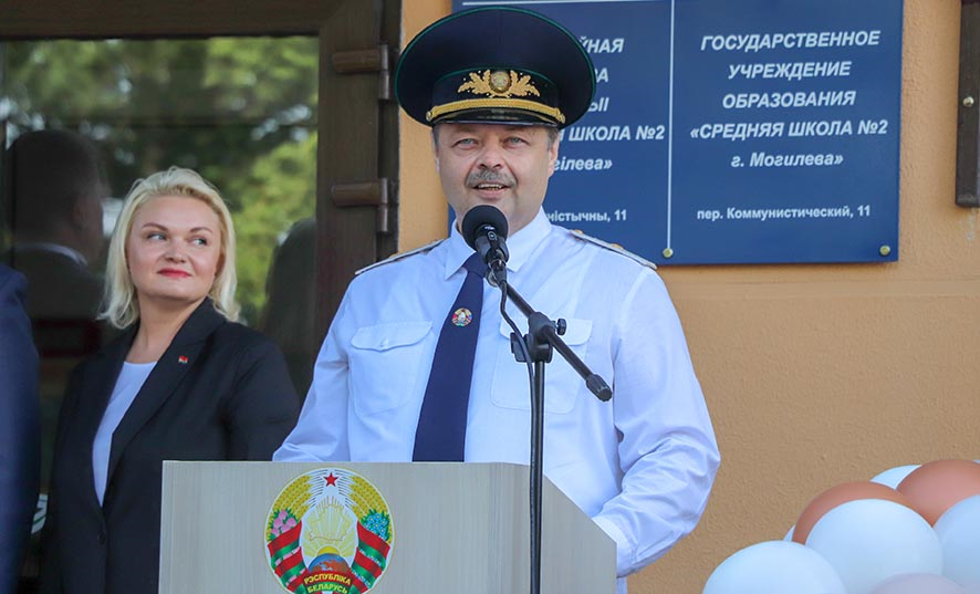 Прокурор и участковый на линейках в беларуских школах. 1 сентября не избежит ответственности