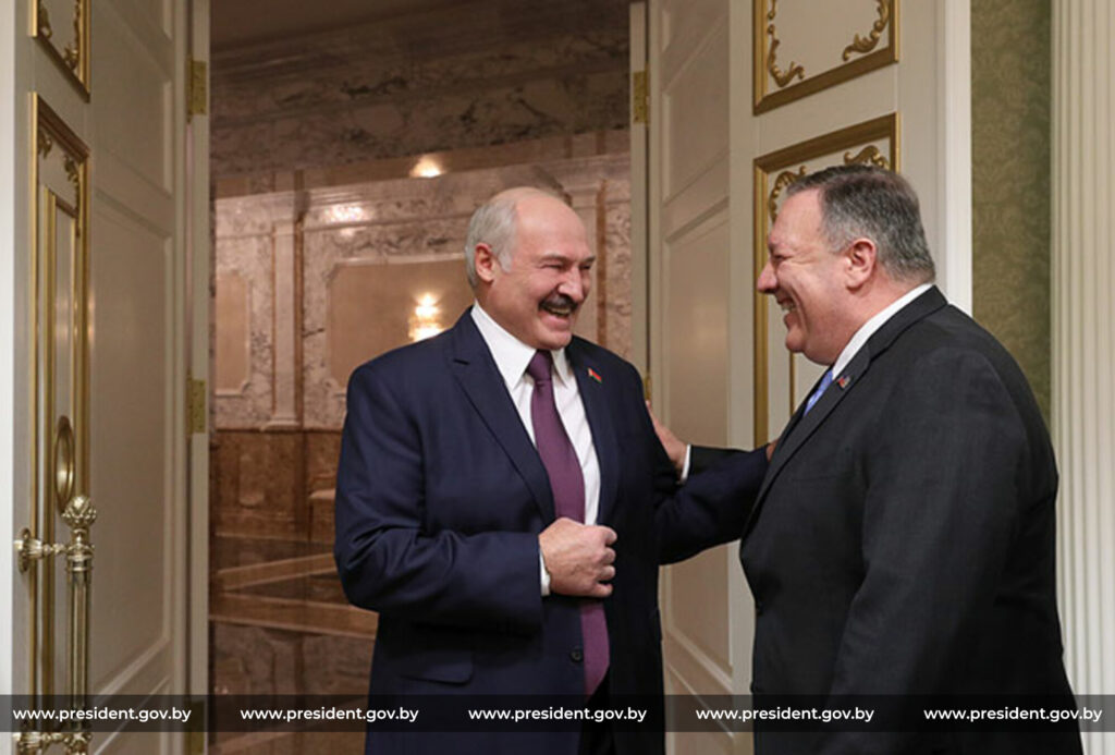 Когда каждый беларус — немного Лукашенко. Почему сидение на двух стульях стало национальной фишкой
