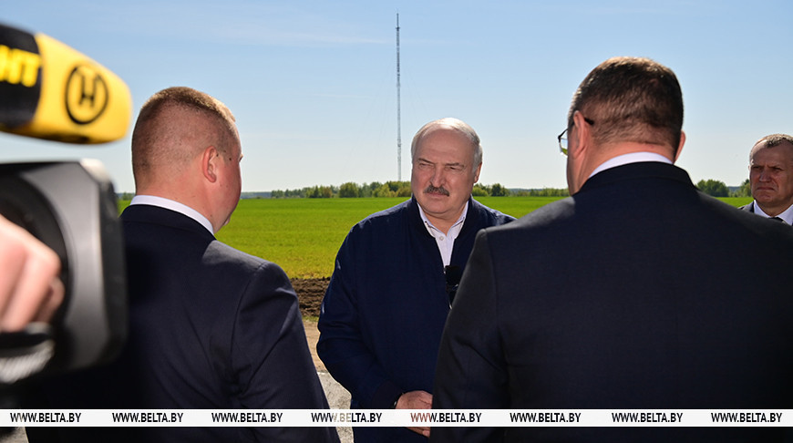 Потому что работать некому. Лукашенко хочет загнать ипэшников на заводы