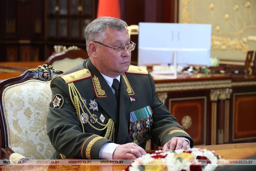 Награда нашла героя. Лукашенко назначил новым главой генштаба генерала, который предлагал напасть на Литву