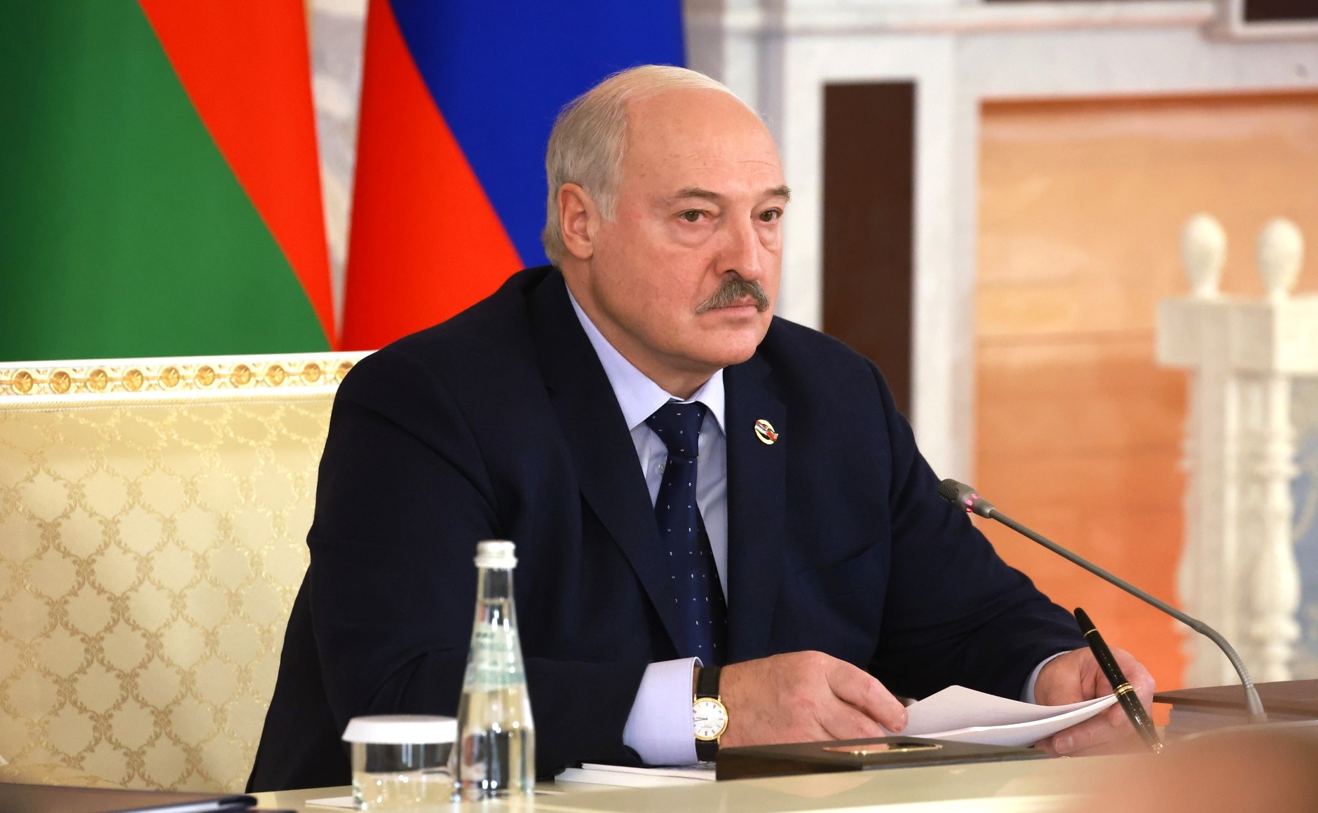 Культ личности Лукашенко, рост сомнений в победе Украины. Какие тренды зафиксированы в Беларуси