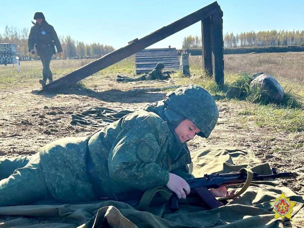 В невоюющей стране хотят призывать девушек в армию