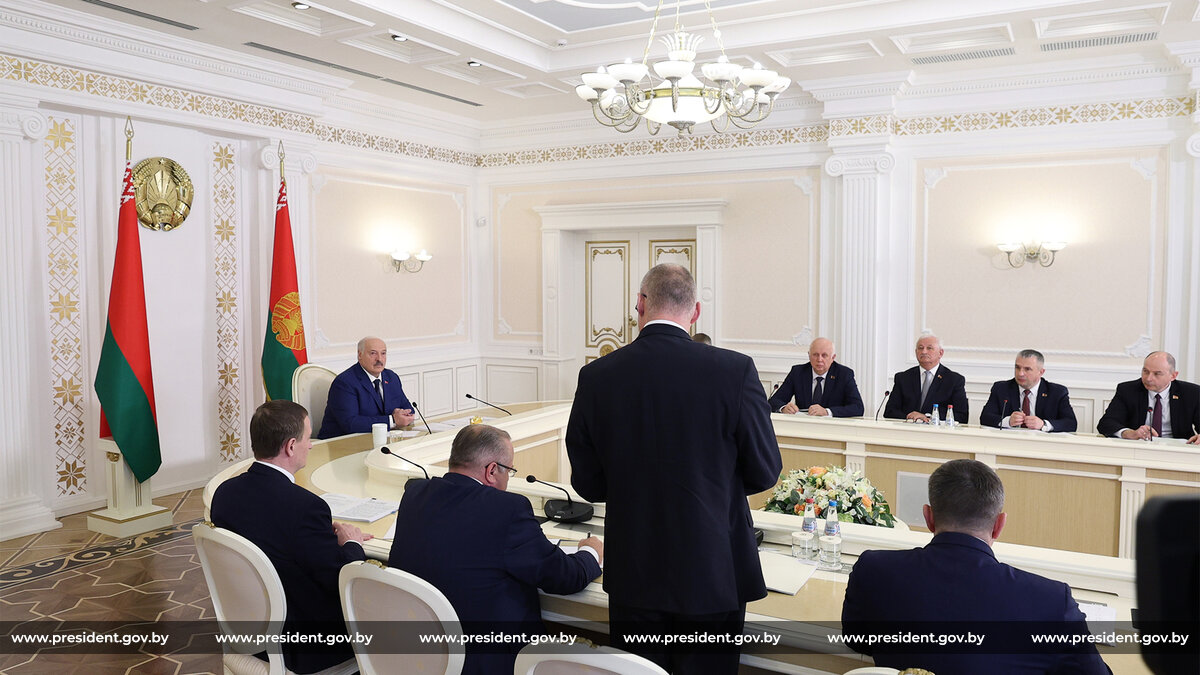 Тема мусора снова раздражает Лукашенко: было много вопросов и угроз