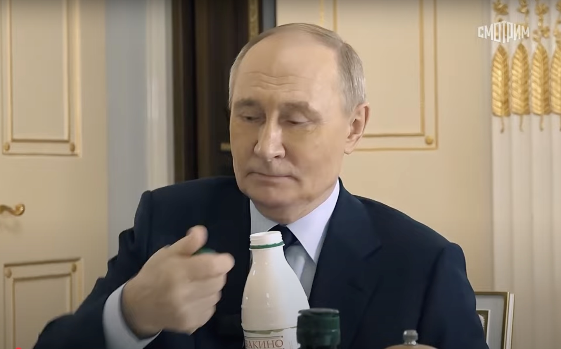 А народ должен это съесть? В России сняли кино, где Путин пьет дешевый кефир в кремлевских интерьерах