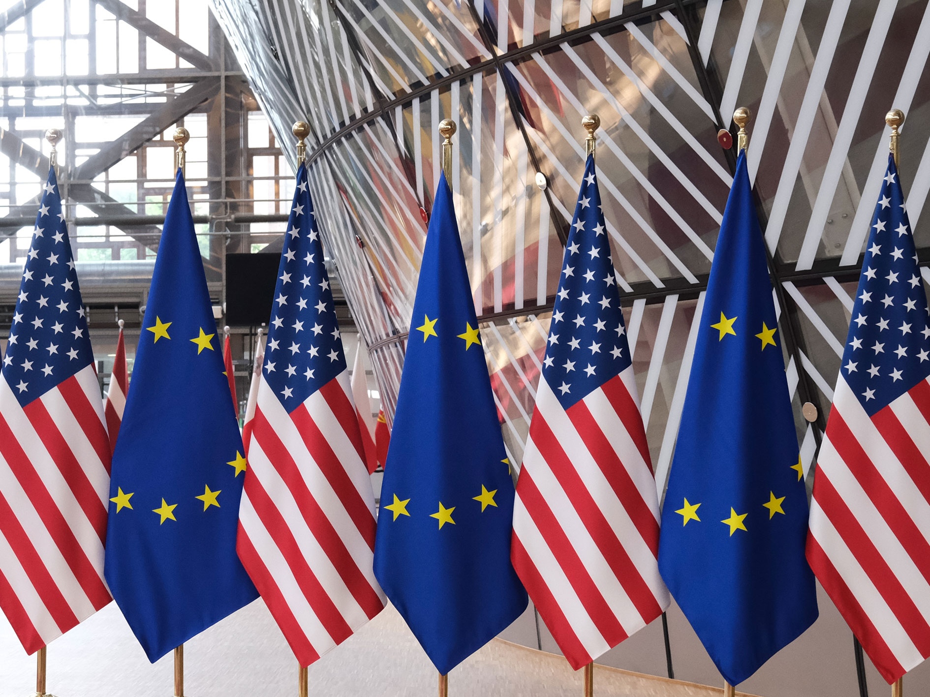 Евросоюз договорился с Трампом о пошлинах и покупке нефти с газом. Россия в пролете?