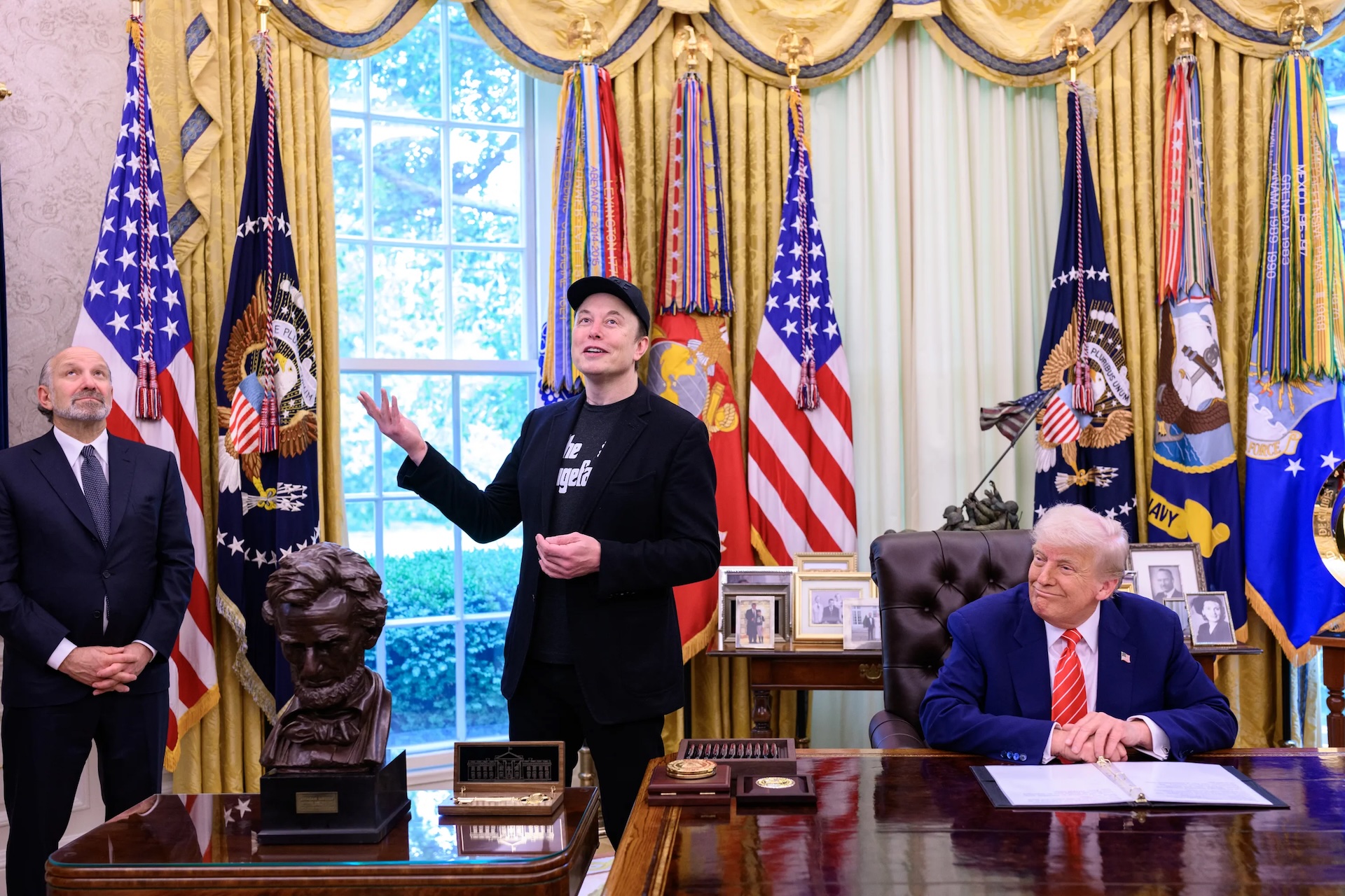 Илон Макс продолжает войну с Трампом – теперь он угрожает создать третью политическую партию США