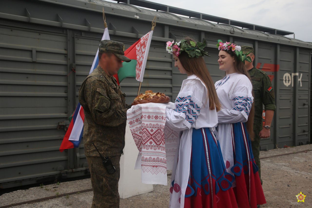 Асимметричненько. Зачем российские военные прибыли в Беларусь в день визита Уиткоффа в Москву