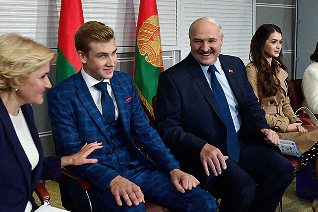 Лукашенко против магистратуры для народа. Но есть исключение?