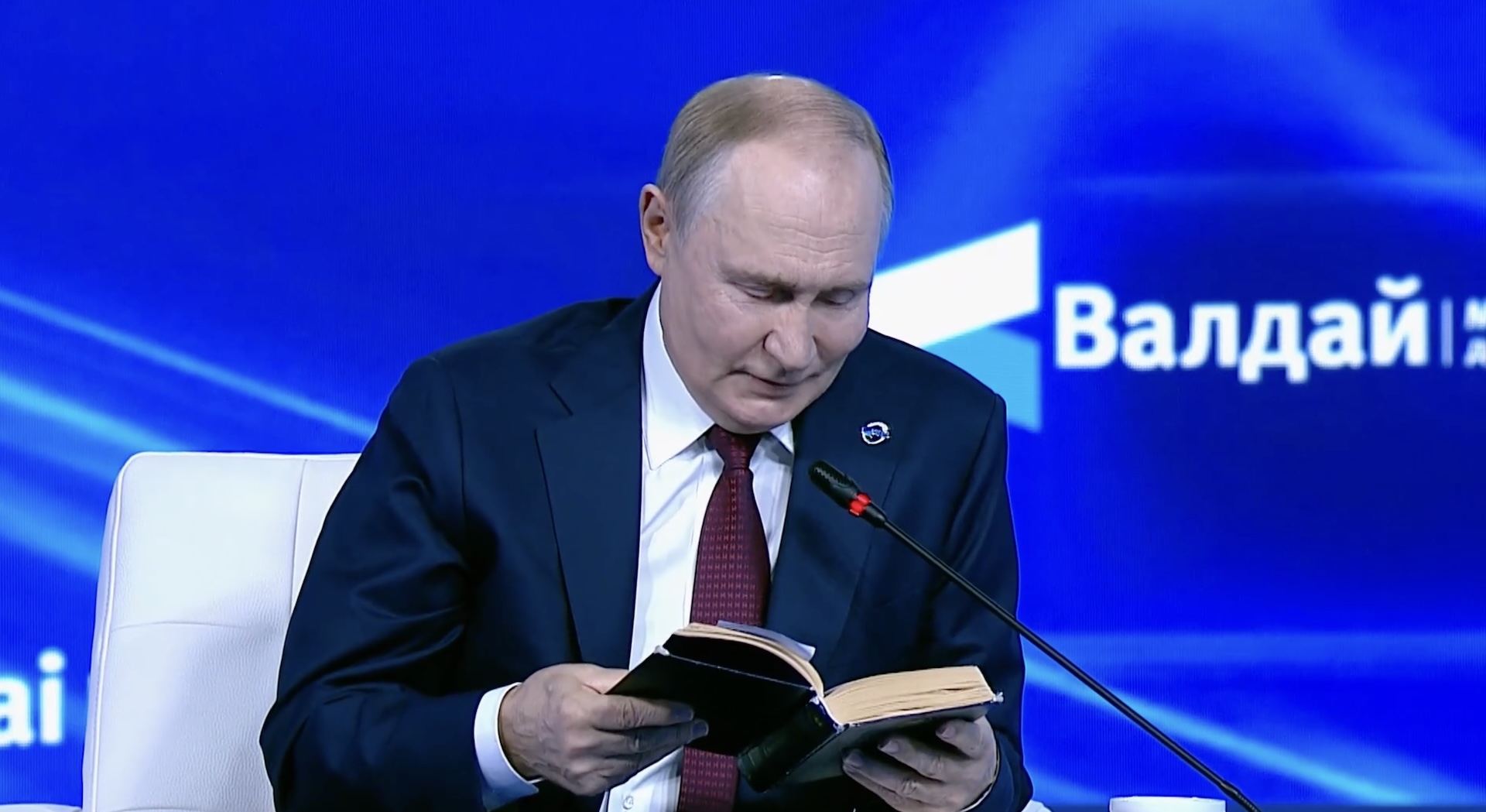 Палата номер 6 на «Валдае». Путин с томиком Пушкина и кокошниками шутит о дронах над Данией