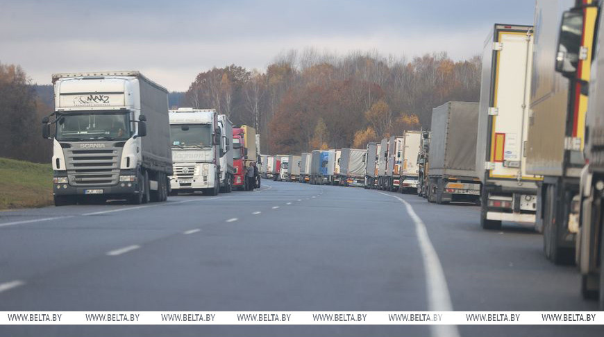 Литовские грузовики застряли в Беларуси, хотя граница открыта