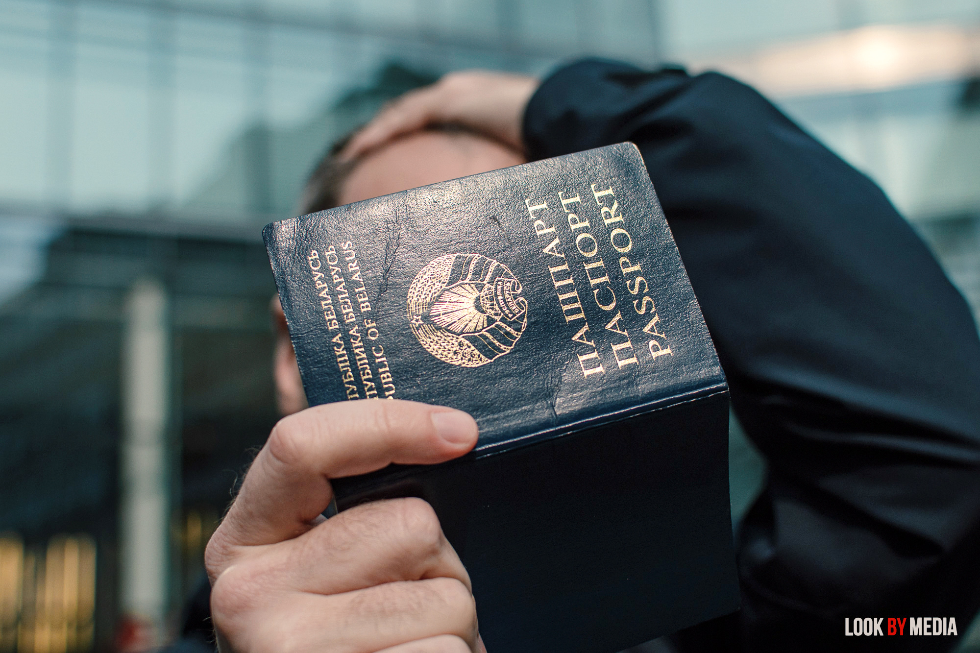 Власти оставили уехавших беларусов без паспорта. И проиграли