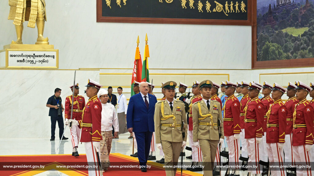 И всяческая суета. Беларуская дипломатия пошла по дальней дуге