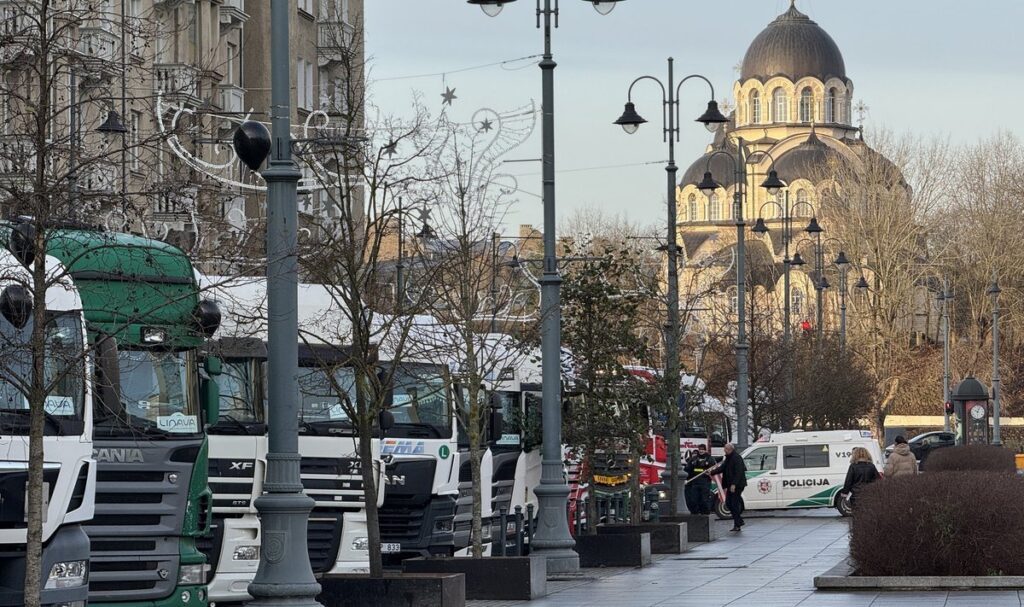 Ошибка выжившего. Сотни литовских грузовиков протестуют, не меньше — продолжают ездить в Беларусь