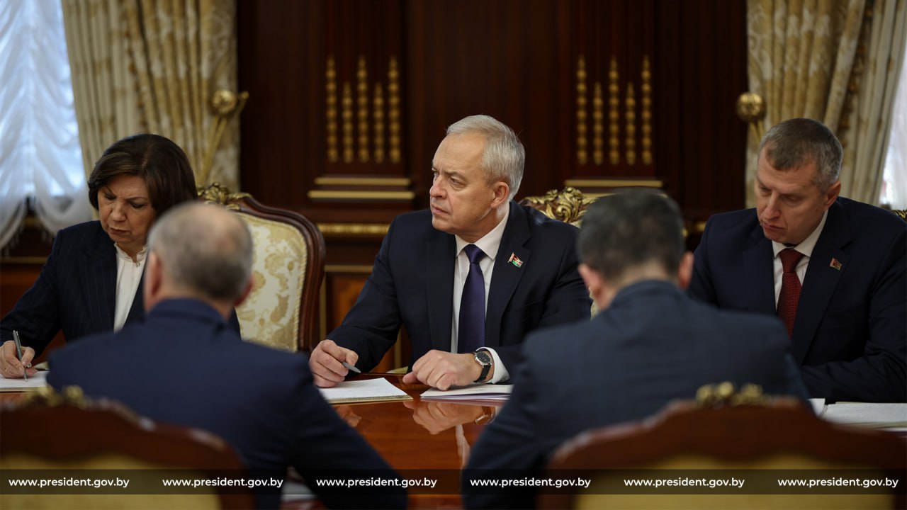 Вашего чиновника и тут, и там показывают. У Лукашенко все же есть срок годности