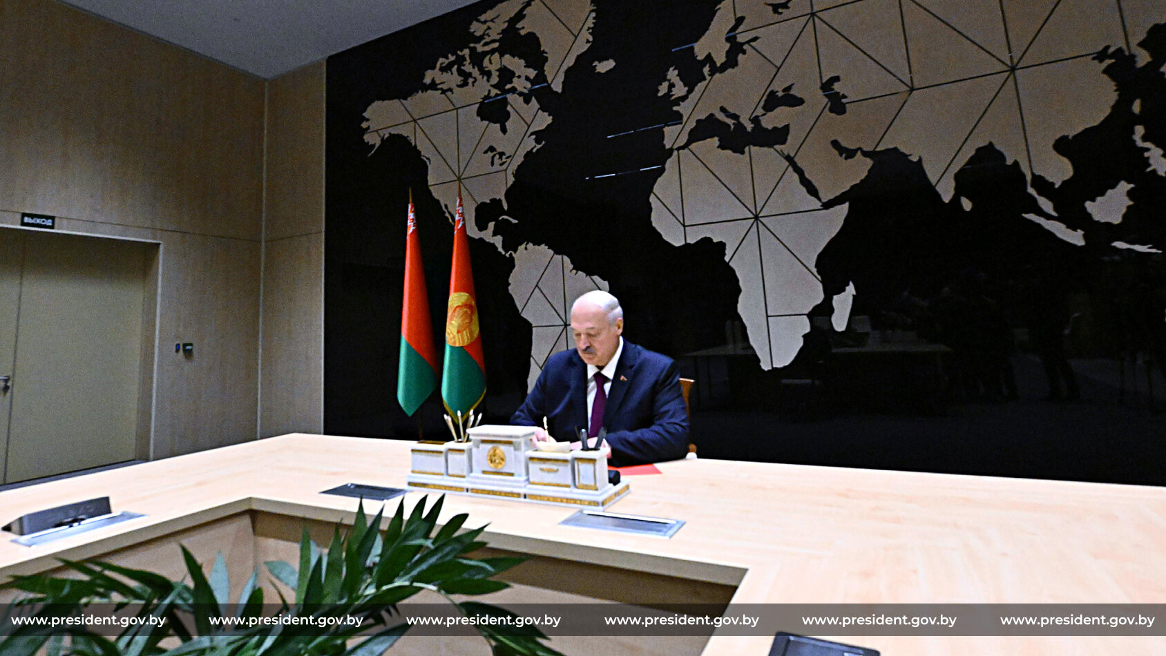 Ты, да я, да мы с тобой. Трамп организовал новый клуб за 70 — Лукашенко первым туда вступил