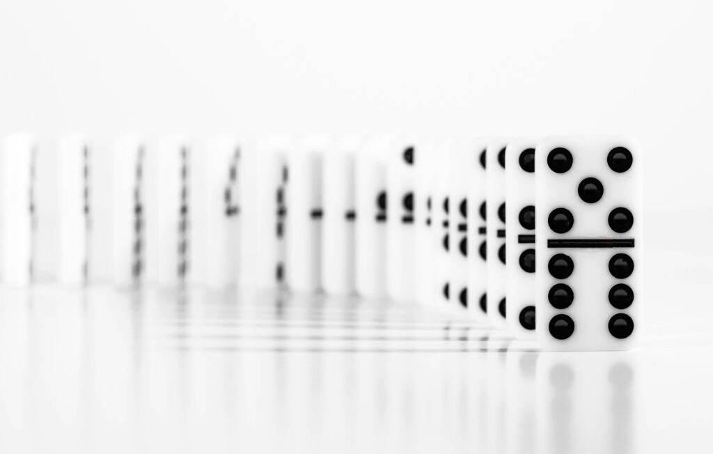 Иран — это та самая костяшка домино. С нее может начаться то, что должно закончиться