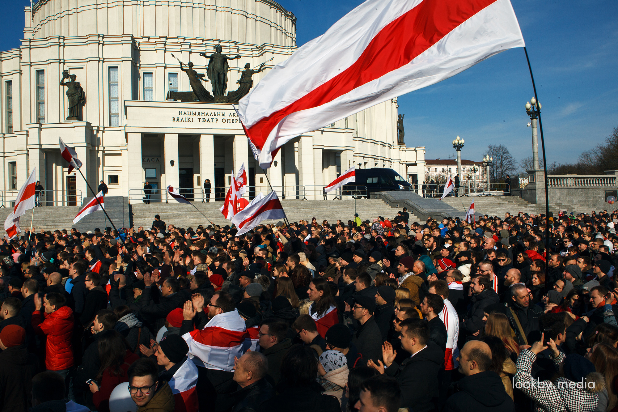 Праздник с конфискацией. СК пугает беларусов ответственностью за празднование Дня Воли