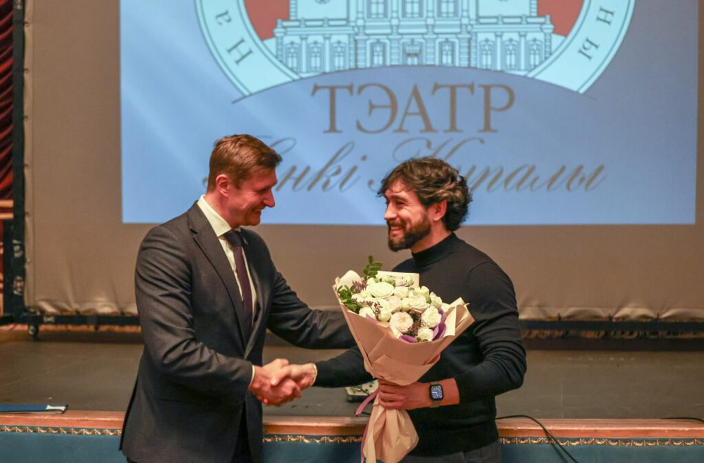 Чтобы потом два раза не вставать. Худруком главного театра Беларуси назначили гражданина России
