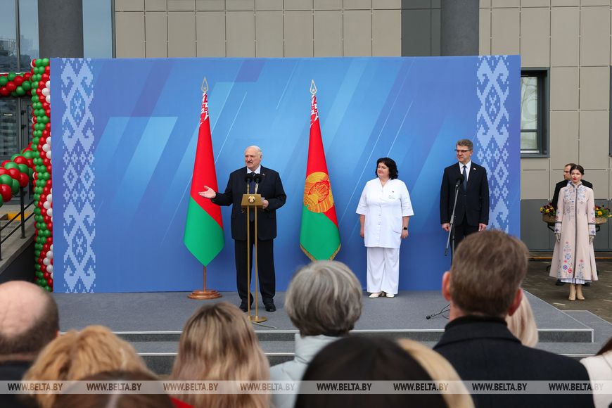 Лукашенко заставит врачей работать «сколько надо»