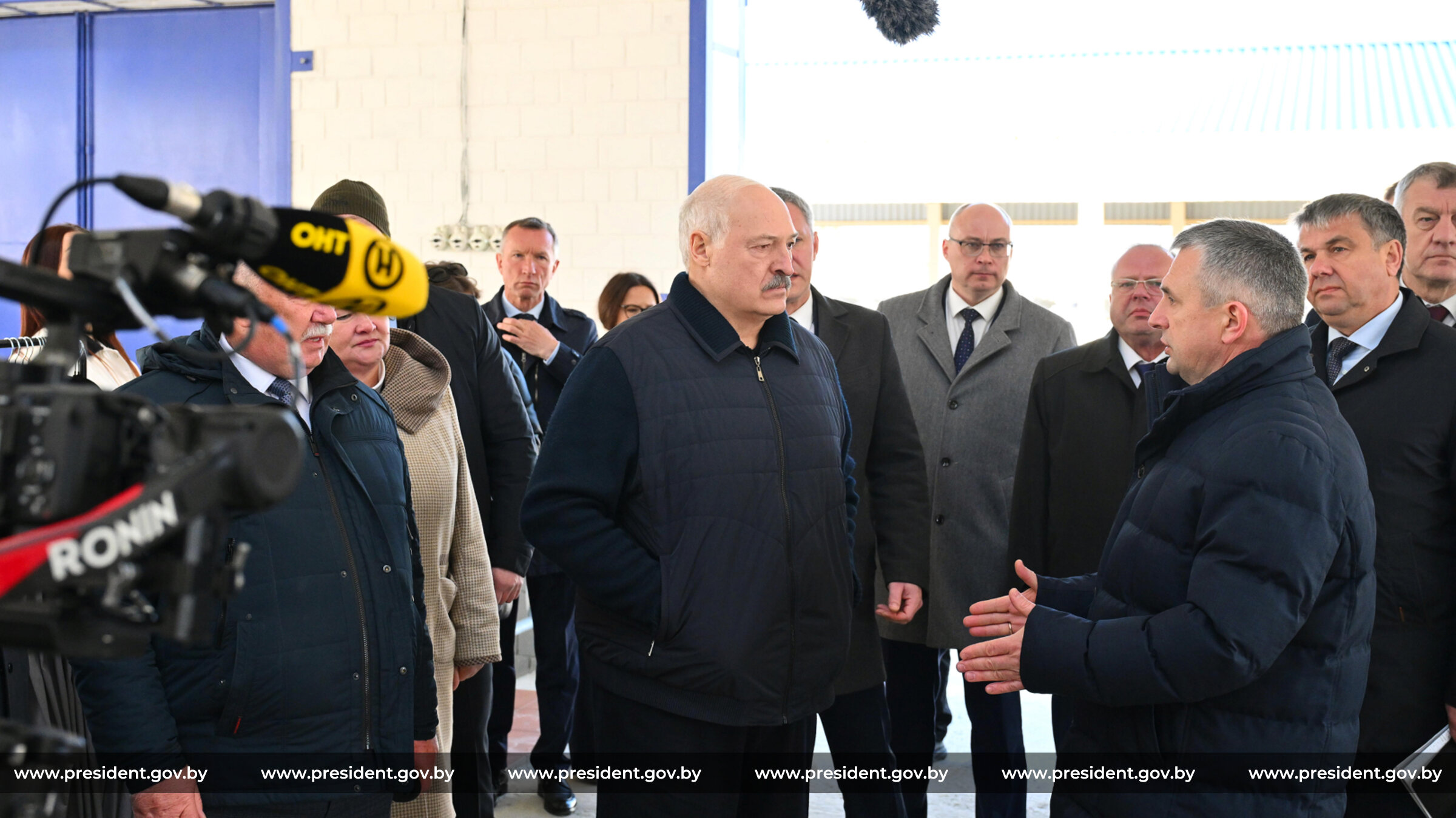 Вы там держитесь. Лукашенко сказал, что денег нет, и призвал экономить