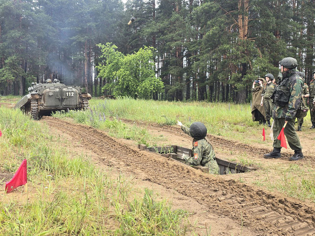 Десятиклассников отправят на 10 дней на военные сборы