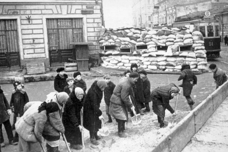 Без Интернета, но с сеточкой. Президент Зеленский решает, как Путин будет праздновать «день победы»