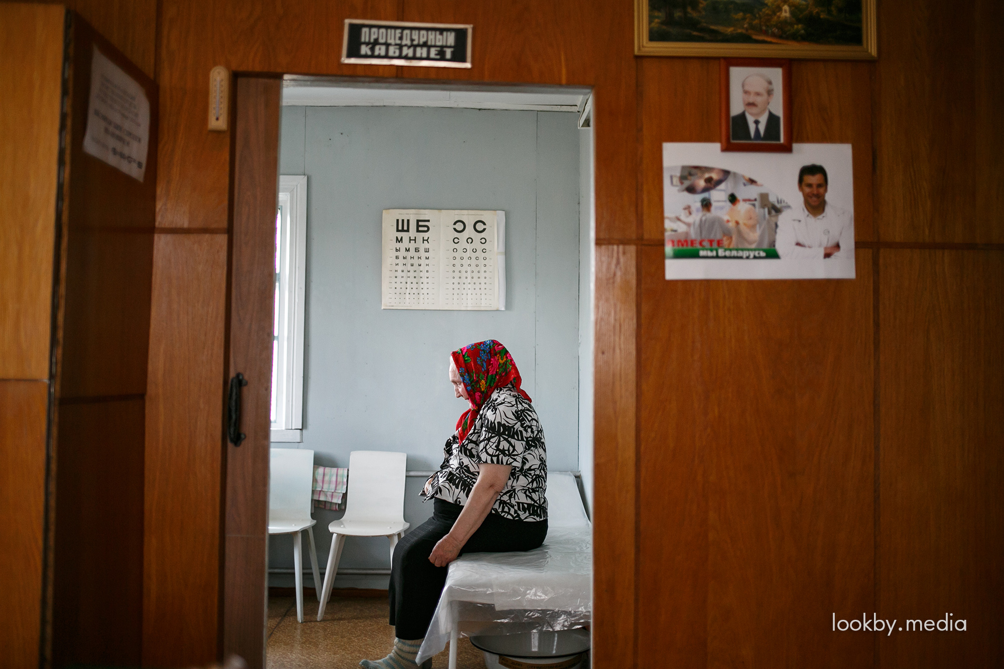 «Белые халаты»: Беларуская медицина держится на койках, переработках и кошельках пациентов