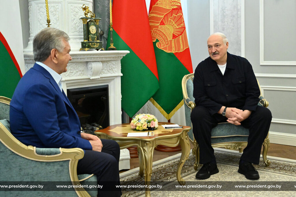 Пакистанцев заманить не получилось, теперь Лукашенко просит людей в Узбекистане
