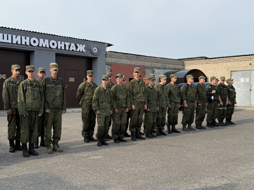 Большая рокировка. Лукашенко отправил аграриев в армию, военных на поля