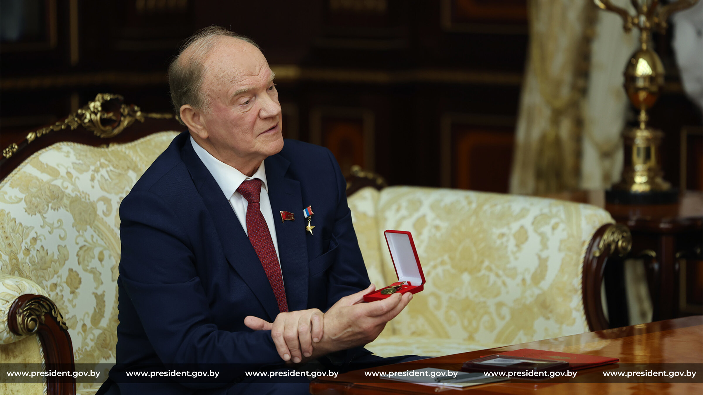 Лукашенко загрустил по партии, и она тут же выписала ему ленинскую премию