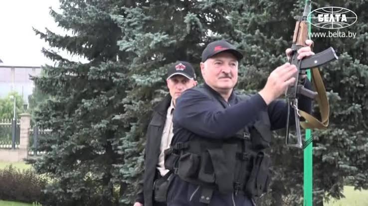 Лукашенко подарили полностью отечественный автомат. Для уверенности