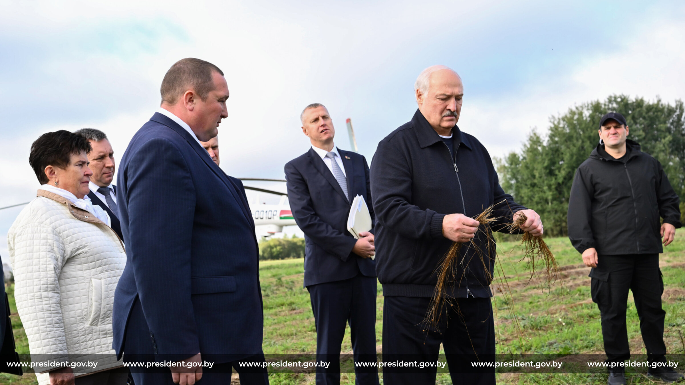 «Отвратительно!» Лукашенко отправился в поля — снимать стресс