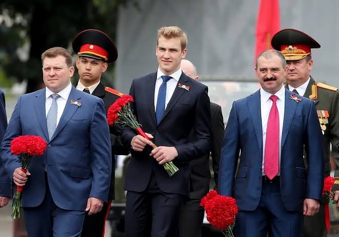 Он уже торгуется. Зачем Лукашенко оправдывается за семью