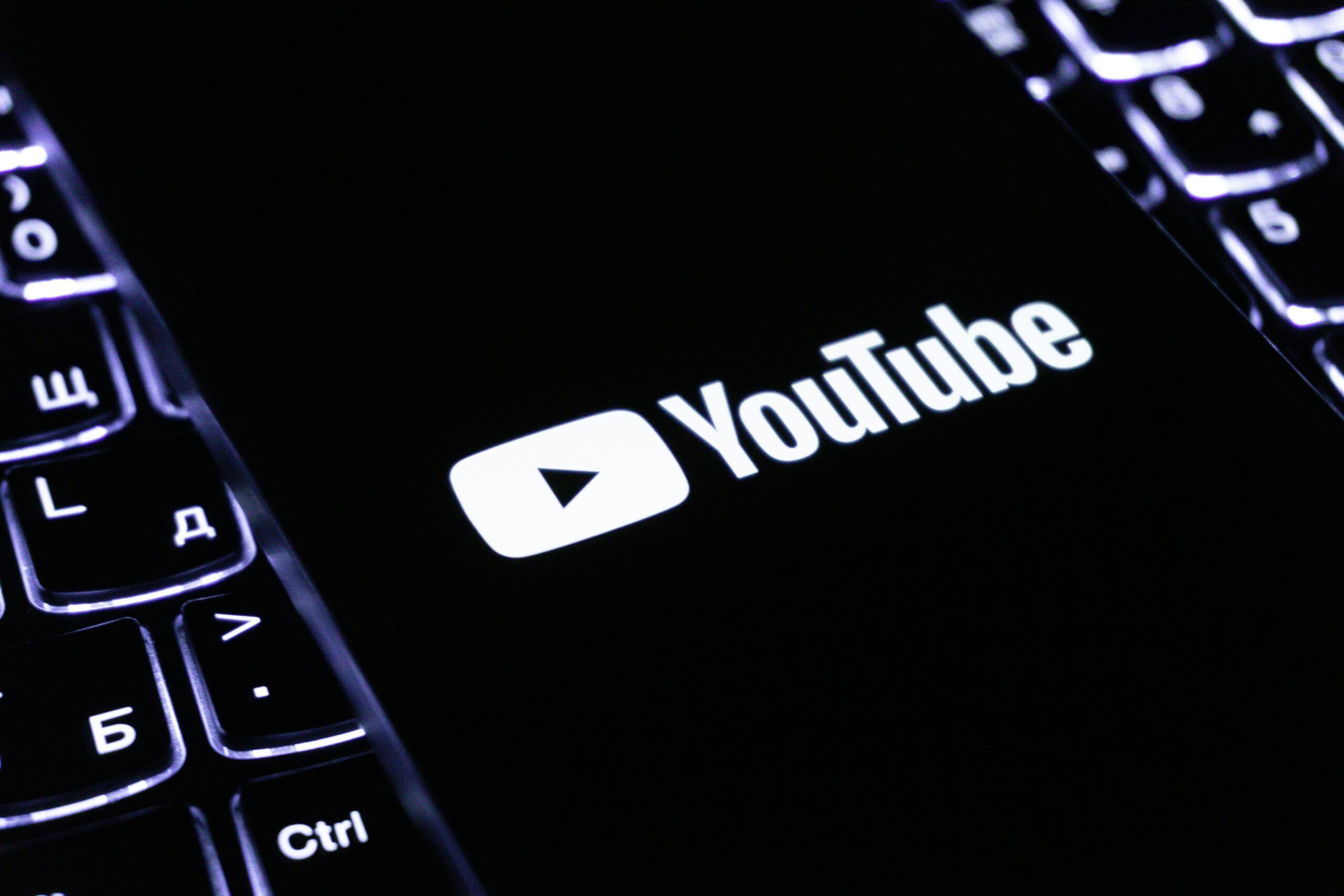 Мининформу ущемили свободу слова. YouTube заблокировал четыре канала беларуской пропаганды