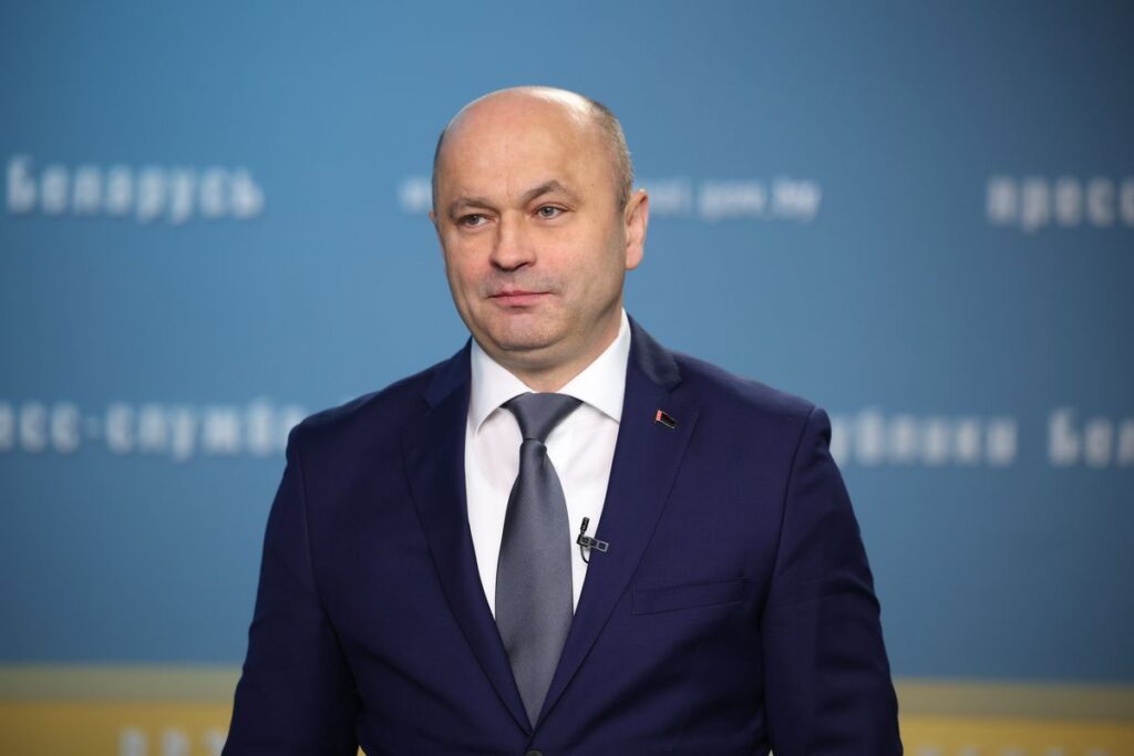Приболел или не оправдал? Лукашенко уволил главу Витебской области